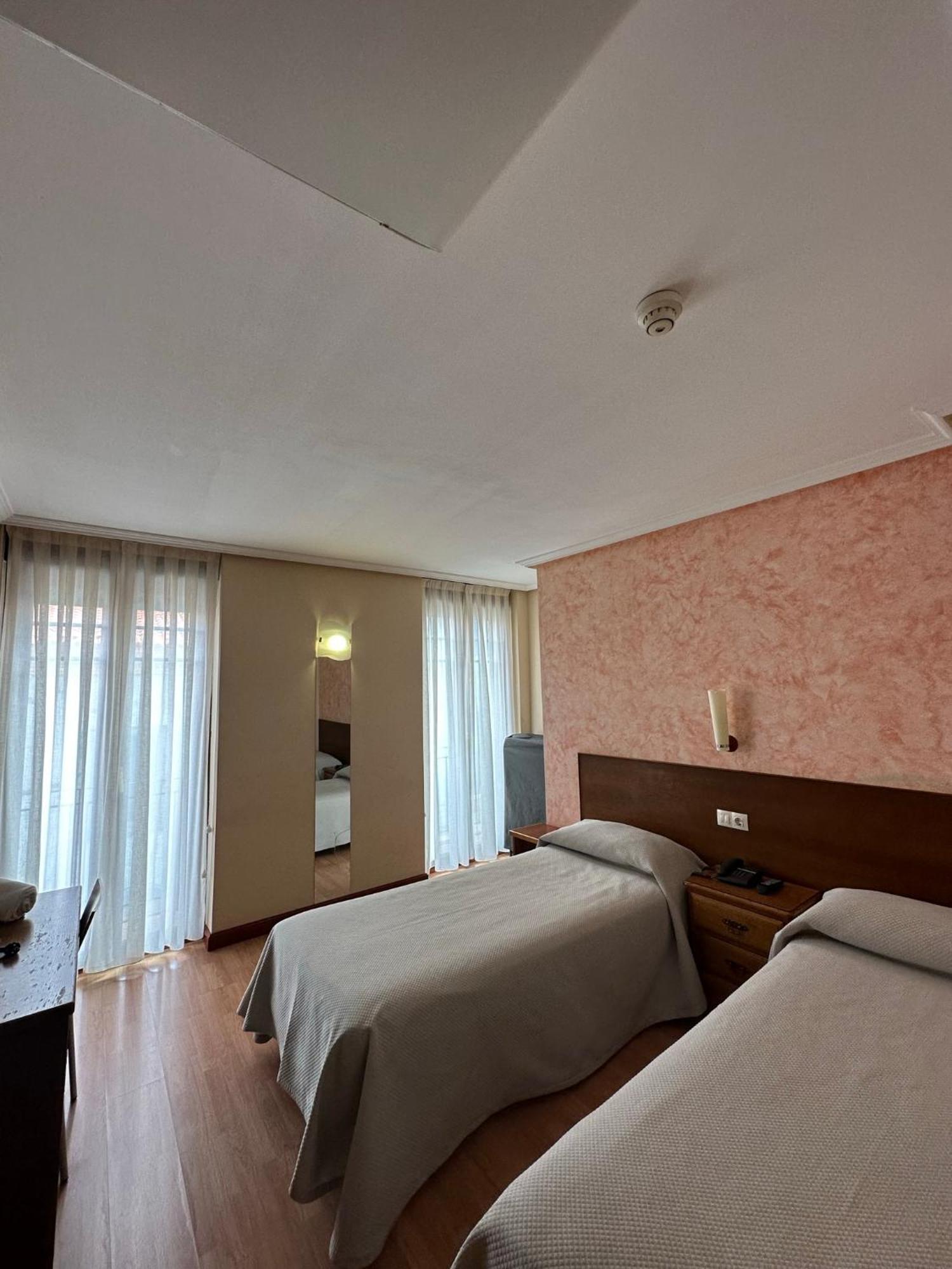 Hostal Restaurante Boccalino León Εξωτερικό φωτογραφία