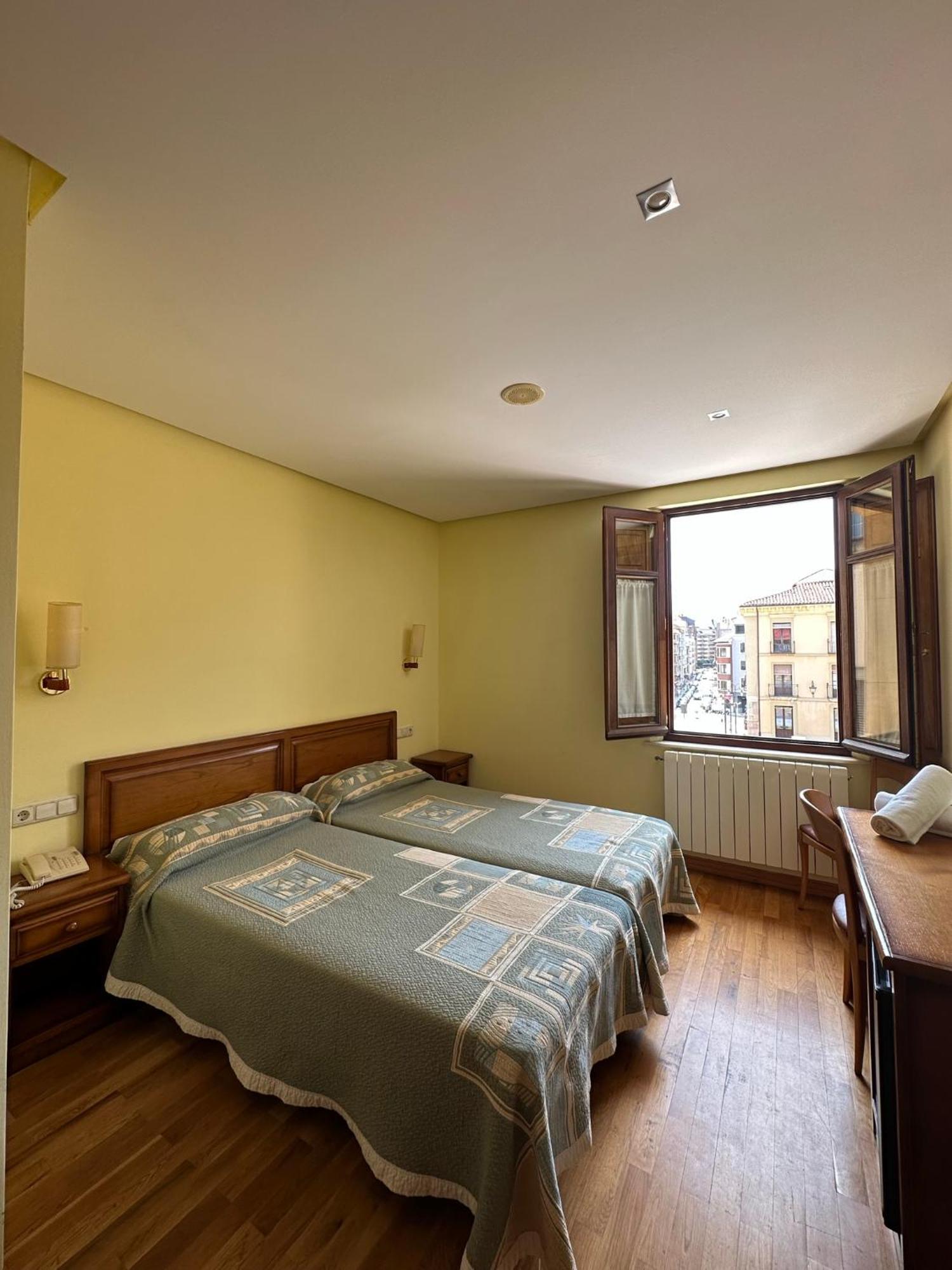 Hostal Restaurante Boccalino León Εξωτερικό φωτογραφία